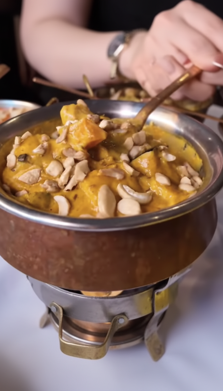2 indische Hauptgerichte nach Wahl