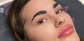 Wimpern- und Augenbrauenlifting