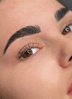 Wimpern- und Augenbrauenlifting