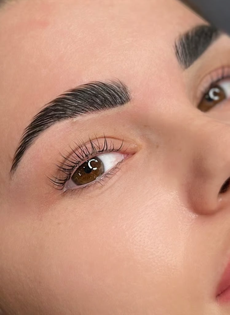 Wimpern- und Augenbrauenlifting