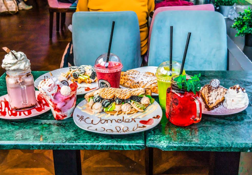 2 Wonderwaffeln mit Heißgetränken