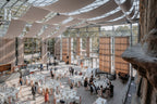 Blick in die moderne, lichtdurchflutete Eventhalle des Gewölbe Gelsenkirchen bei einer festlichen Veranstaltung