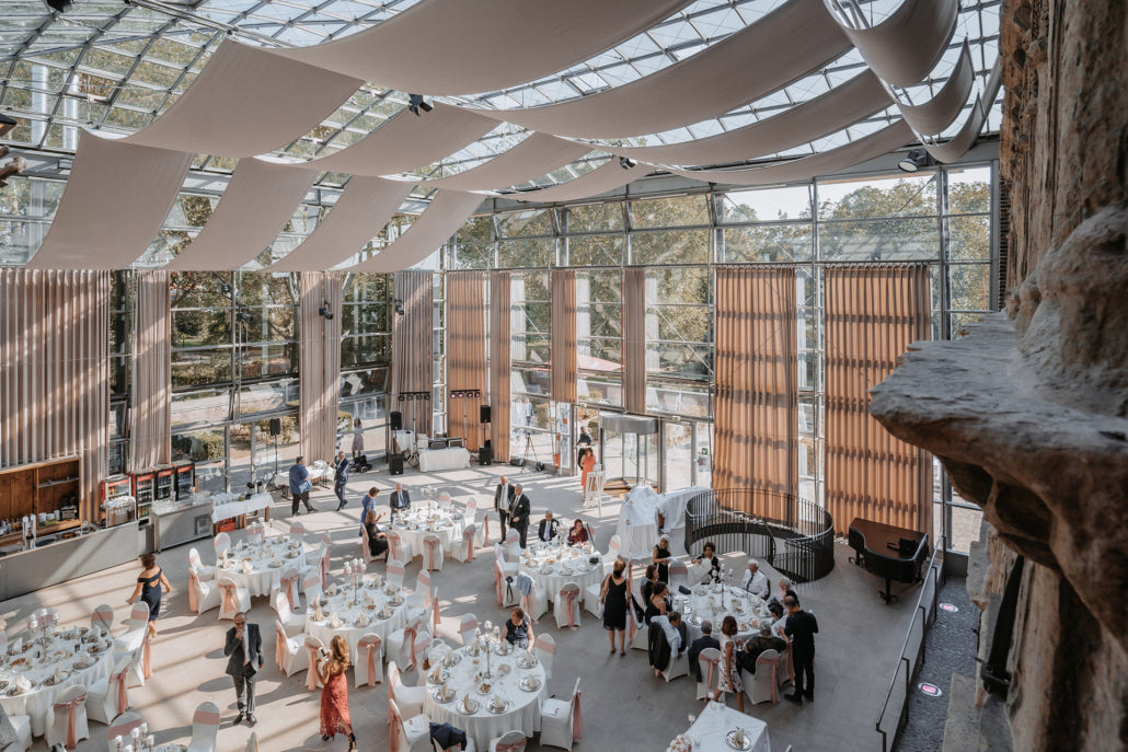 Blick in die moderne, lichtdurchflutete Eventhalle des Gewölbe Gelsenkirchen bei einer festlichen Veranstaltung