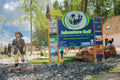 Eingangsbereich des Adventure Golf im Sport- und Freizeitpark Limburg-Linter mit großem Schild und Piratenfigur