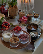 Frühstücks- und Brunchbuffet bei LALA Smashburger Frankfurt mit Müsli, Joghurt, Früchten, Nüssen und Toppings in stilvoller Präsentation