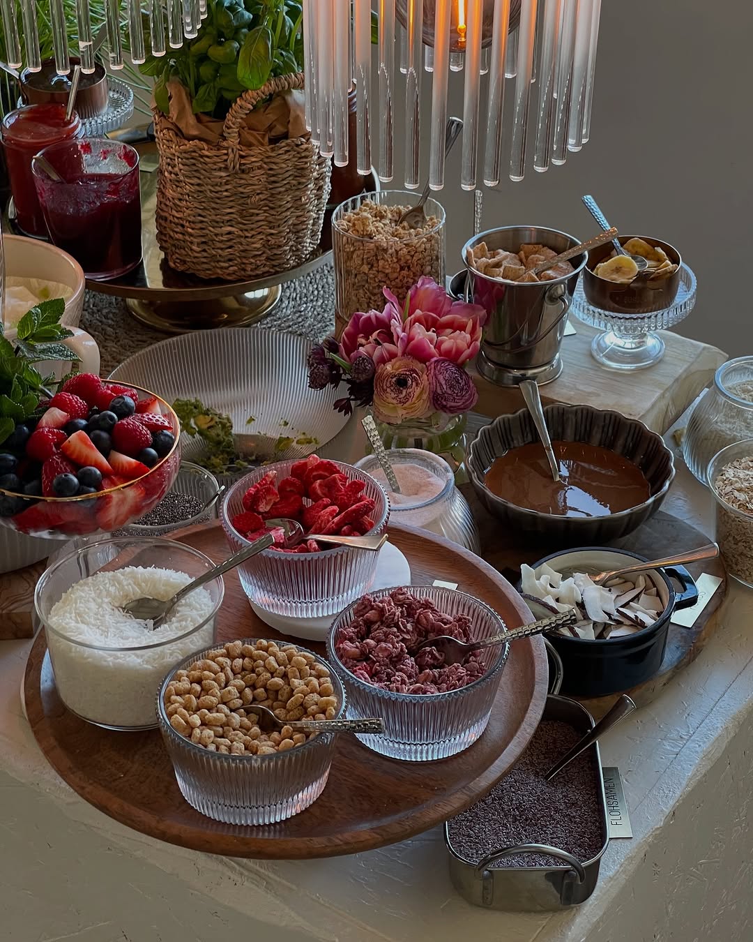 Frühstücks- und Brunchbuffet bei LALA Smashburger Frankfurt mit Müsli, Joghurt, Früchten, Nüssen und Toppings in stilvoller Präsentation