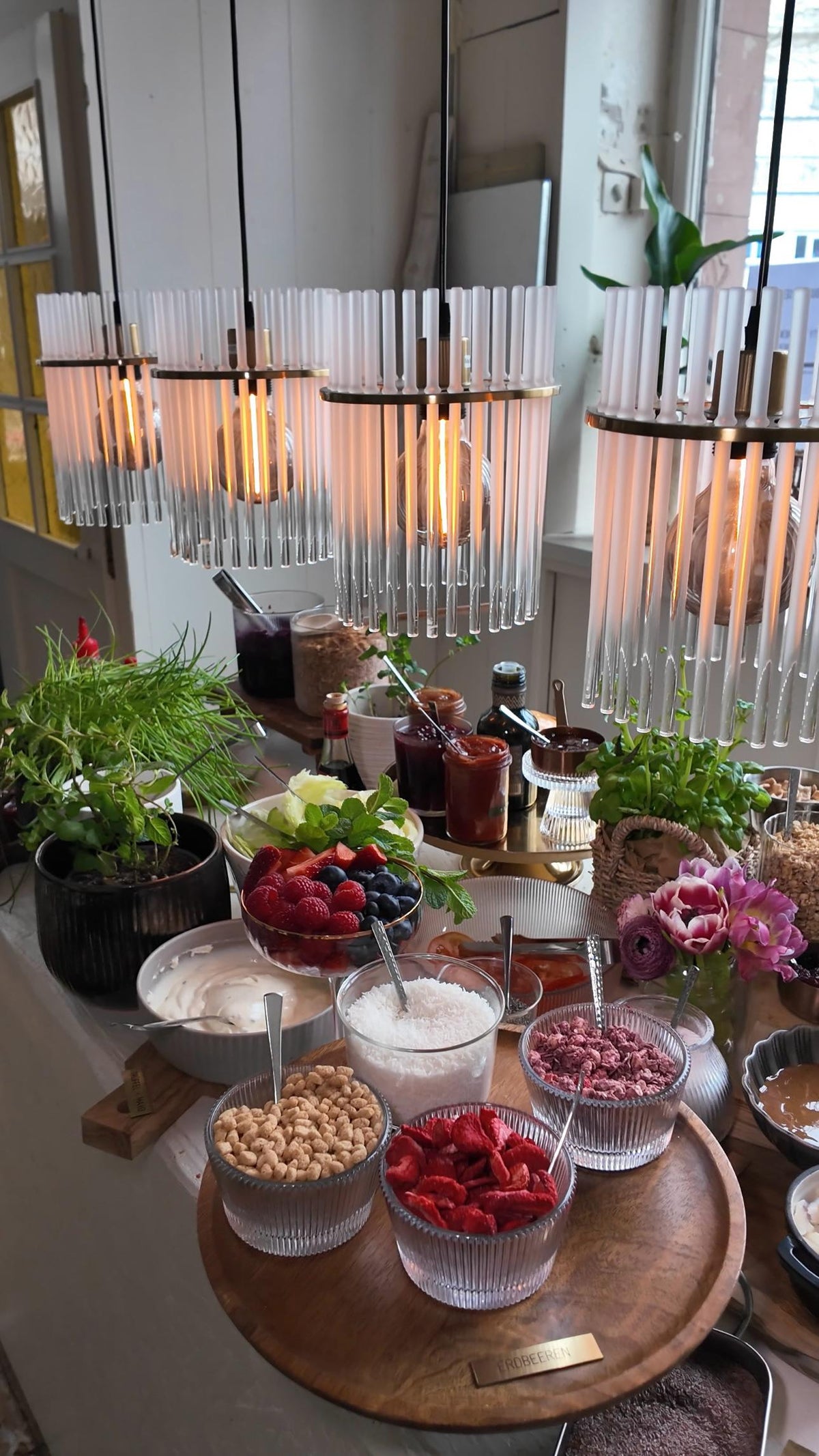 Frühstücksbuffet mit frischen Zutaten und dekorativer Beleuchtung bei LALA Smashburger Frankfurt