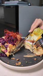 Ein Burger bei LALA Smashburger Frankfurt wird mit Messer und Gabel angeschnitten