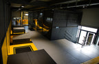 Leere Trampolin- und Parcoursfläche im Cube Funpark Beselich mit moderner, schwarz-gelber Ausstattung