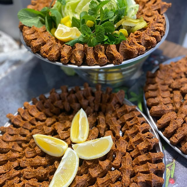 Cigköfte Teller, Ayran &amp; Baklava für 2 Personen