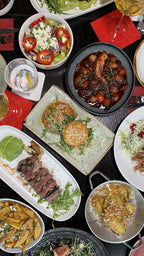 Vielfältige griechische Vorspeisen und Meze im Pegasos Oberhausen, darunter Oktopus, Zucchinipuffer, Avocadocreme, gegrilltes Fleisch, Salate und Wein