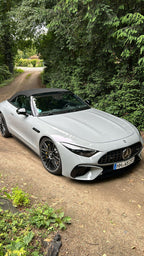 Silberner Mercedes-AMG SL Roadster auf Waldweg – sportlicher Mietwagen von WS Racing zum Selbstfahren