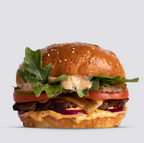 Saftiger Cheeseburger mit Salat, Tomaten und Zwiebeln bei LU’s Burger Classic in Hanau