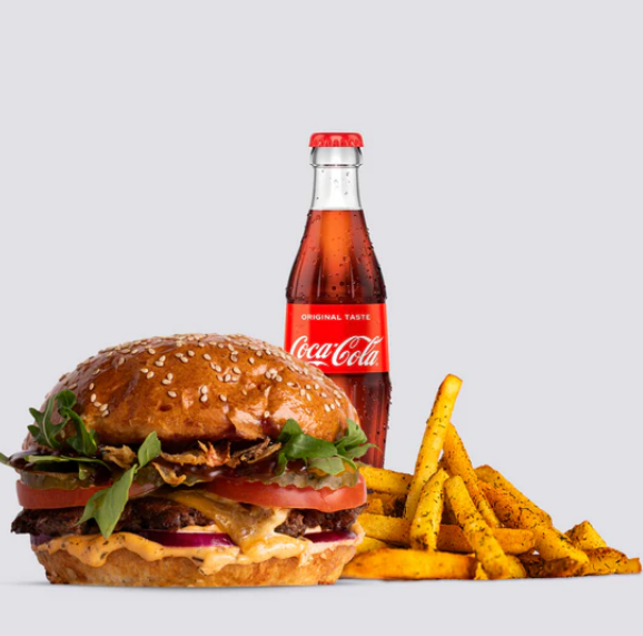 Burger mit Pommes und Coca-Cola bei LU’s Burger Classic in Hanau