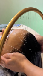 Haarewaschen während einer Head Spa Behandlung bei Body and Soul Bad Vibel mit warmem Wasserstrahl und entspannender Atmosphäre.