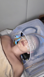 Kundin entspannt während einer Head Spa Behandlung mit sanfter Wasseranwendung bei Excellent Hair in Wiesbaden und genießt tiefe Erholung.