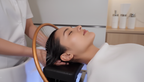Kundin entspannt beim Haarewaschen während einer Head Spa Behandlung bei Body and Soul Bad Vibel in ruhiger Atmosphäre.