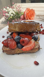French Toast mit frischen Erdbeeren, Beerenmix und süßem Topping als liebevoll angerichtetes Brunch Gericht bei Innas Cafe in Moers.