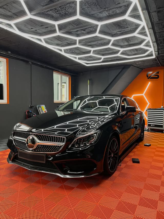 Schwarzes Fahrzeug vor der Autofolierung in einer professionellen Werkstatt bei Carizma Solutions in Mülheim an der Ruhr.
