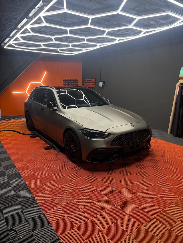 Fahrzeug mit hochwertiger Autofolierung in Silver Titanium nach der Veredelung bei Carizma Solutions in Mülheim an der Ruhr.