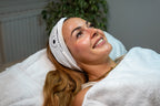 Kundin während eines Lash Liftings bei Hello Pretty You in Dortmund entspannt auf der Behandlungsliege mit natürlichem Ergebnis.