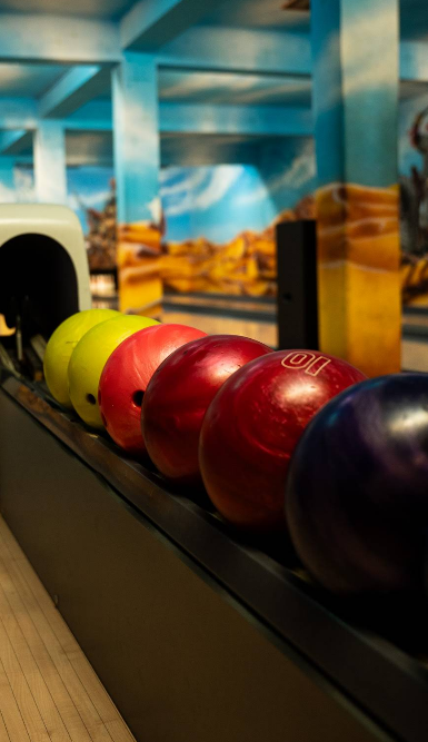 Bowling mit Cocktails &amp; Snackteller für 4 Personen