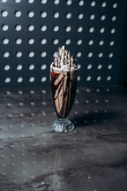 Hoher Schokoladen-Milchshake im Glas mit viel Sahne und Schokosauce, serviert im modernen Ambiente von Shiva Food and More Dinslaken
