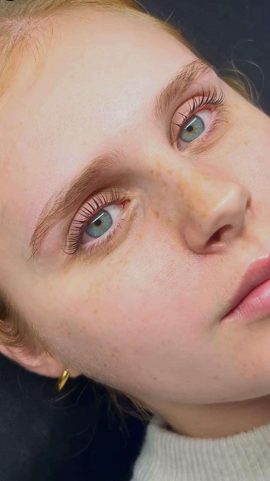 Wimpern- und Augenbrauenlifting