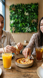 Zwei Personen genießen Meze und Getränke im BO All Day Cafe in Dortmund