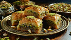 Traditionelles Baklava mit knusprigem Blätterteig und Pistazien auf orientalischem Teller angerichtet