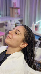 Frau mit nassen Haaren während einer Head Spa Behandlung bei AI Beauty in Düsseldorf