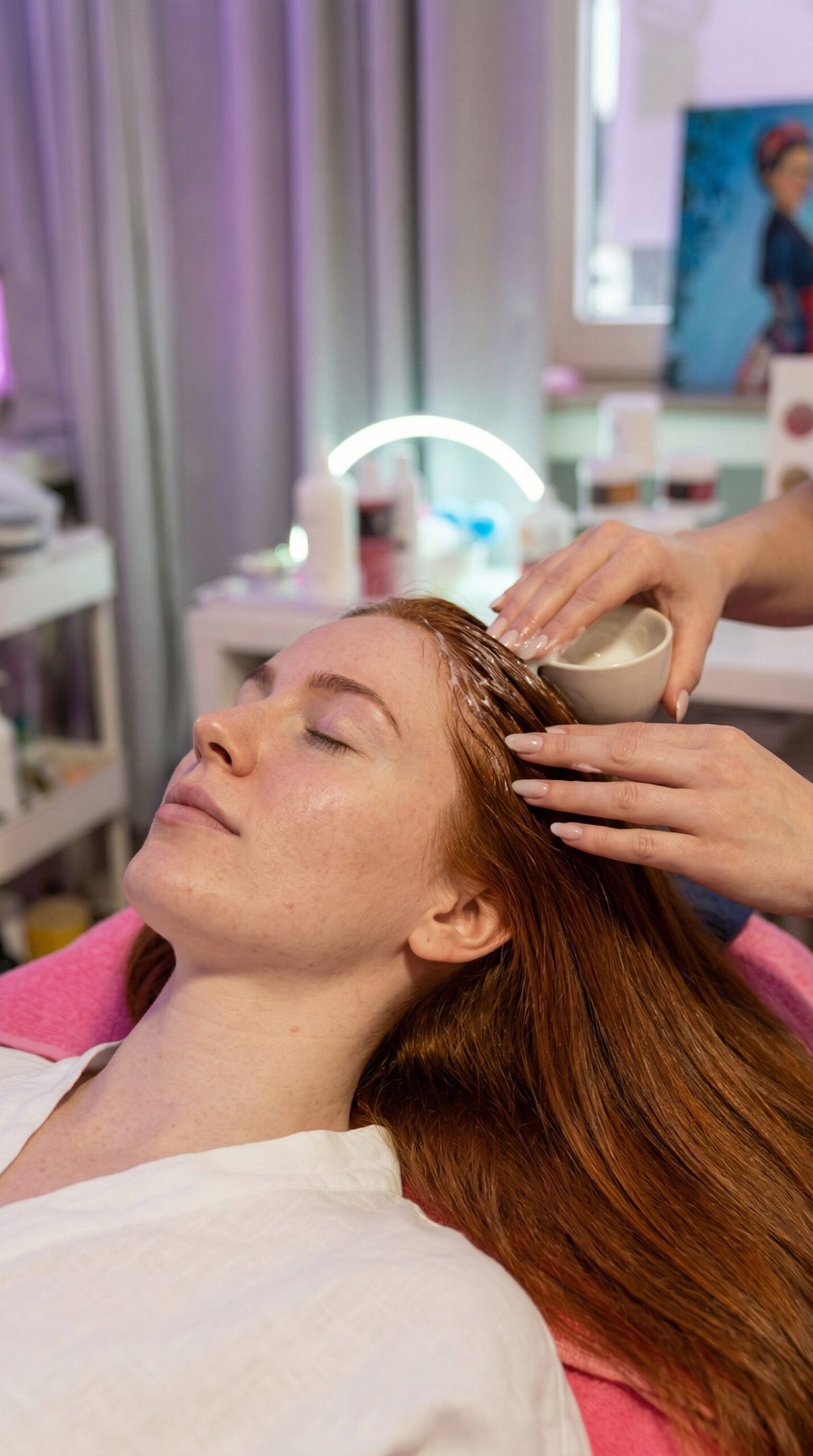 Frau erhält eine Head Spa Haarbehandlung mit Massage bei AI Beauty in Düsseldorf
