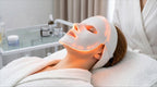 Frau mit LED Gesichtsmaske bei einer Korean Skincare Behandlung im Secret Glow in Berlin