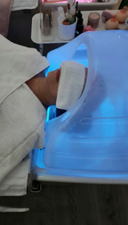 Person bei einer Head Spa Behandlung mit Wasseranwendung im House of Headspa Köln Düsseldorf Wuppertal