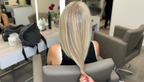 Frau mit glattem, gepflegtem Haar nach einer Keratin Glättung bei Hair Loves Beauty in Köln
