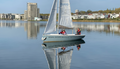 Segelboot mit Personen auf dem Phoenixsee beim Schnuppersegeln