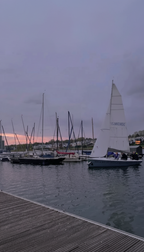Segelboote im Sonnenuntergang am Phoenixsee beim Schnuppersegeln