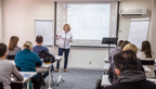 Dozentin hält einen Kurs vor Teilnehmern bei RO Coaching in München