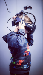 Person setzt eine VR Brille für ein Escape Game im VAONS VR Event Center in München auf