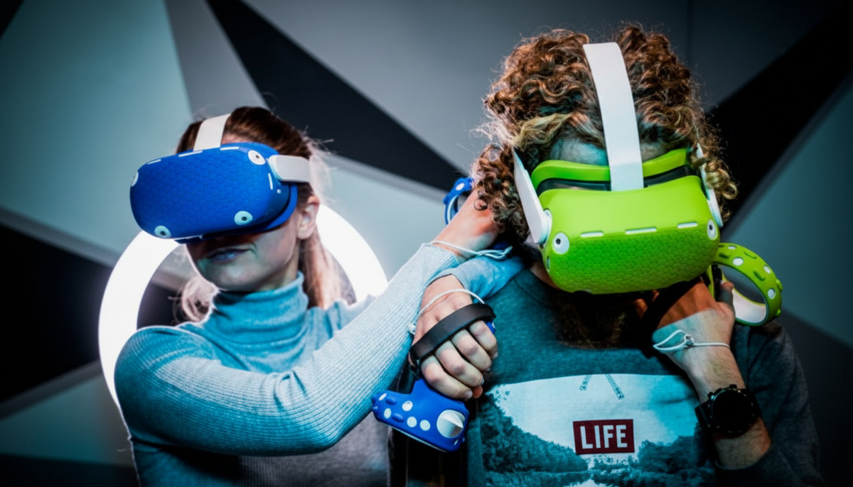 Zwei Personen spielen gemeinsam ein VR Escape Game mit Headsets im VAONS VR Event Center in München