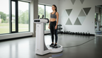 Frau steht auf einem Bodyscan Gerät im Studio Just Cryo in Essen