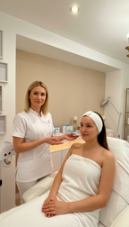 Frau nach einer Aquafacial Gesichtsbehandlung bei Shirea Kosmetik in München