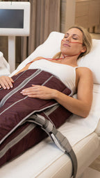 Frau bei einer Lymphdrainage Behandlung im speziellen Anzug bei Shirea Kosmetik in München
