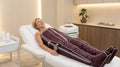 Frau liegt entspannt in einem Lymphdrainage Anzug bei Shirea Kosmetik in München