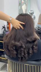 Frau mit gestyltem Haar nach einem Damenhaarschnitt im Salon Hamad Hair Cut in Dortmund