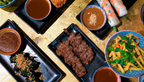 Verschiedene Flying Tapas Gerichte mit Fleisch und Saucen im Scarmangas in Düsseldorf