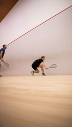 Zwei Personen spielen Squash auf einem Court in der Sportinsel Taufkirchen