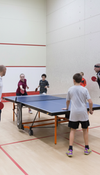 Kinder spielen Tischtennis Rundlauf in der Halle der Sportinsel in Taufkirchen