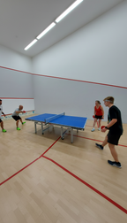 Mehrere Personen spielen Tischtennis in einer Halle der Sportinsel in Taufkirchen