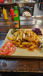 Pommesbox mit Toppings und Getränk im Ayra Haus der Helden in Düsseldorf